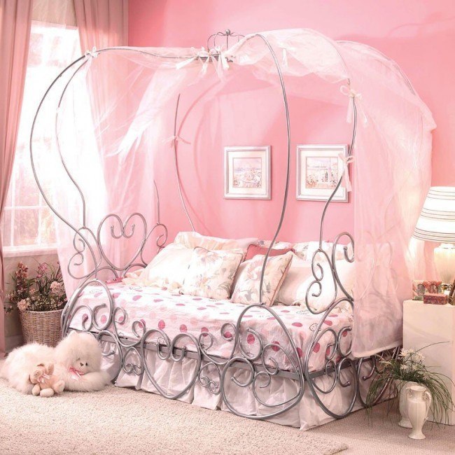 Priya Canopy Bed
