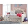 Realyn Daybed Bedroom Set